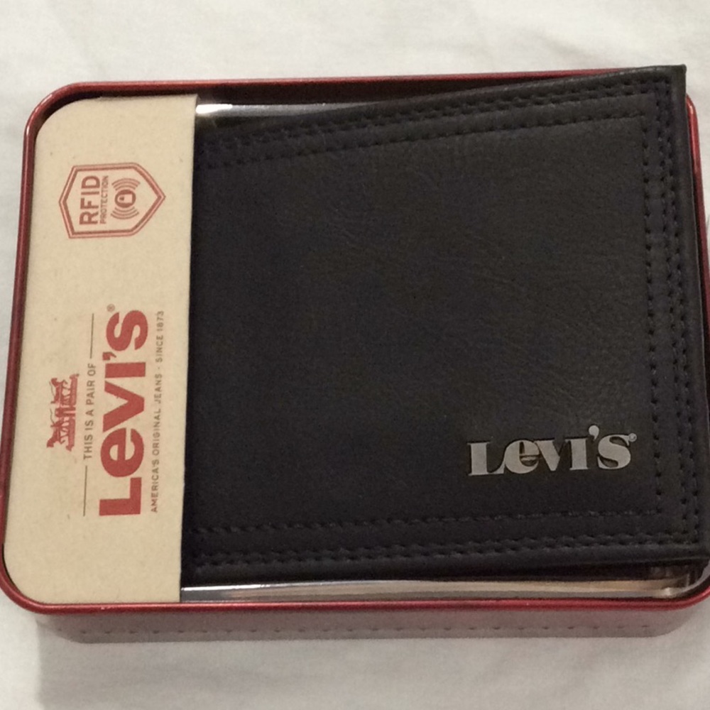 Levi’s RFID-Blocking Bifold Traveller Wallet